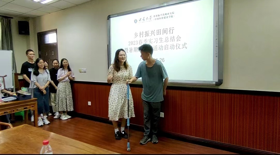 2-“乡村振兴田间行”实习生舞台剧表演.jpg