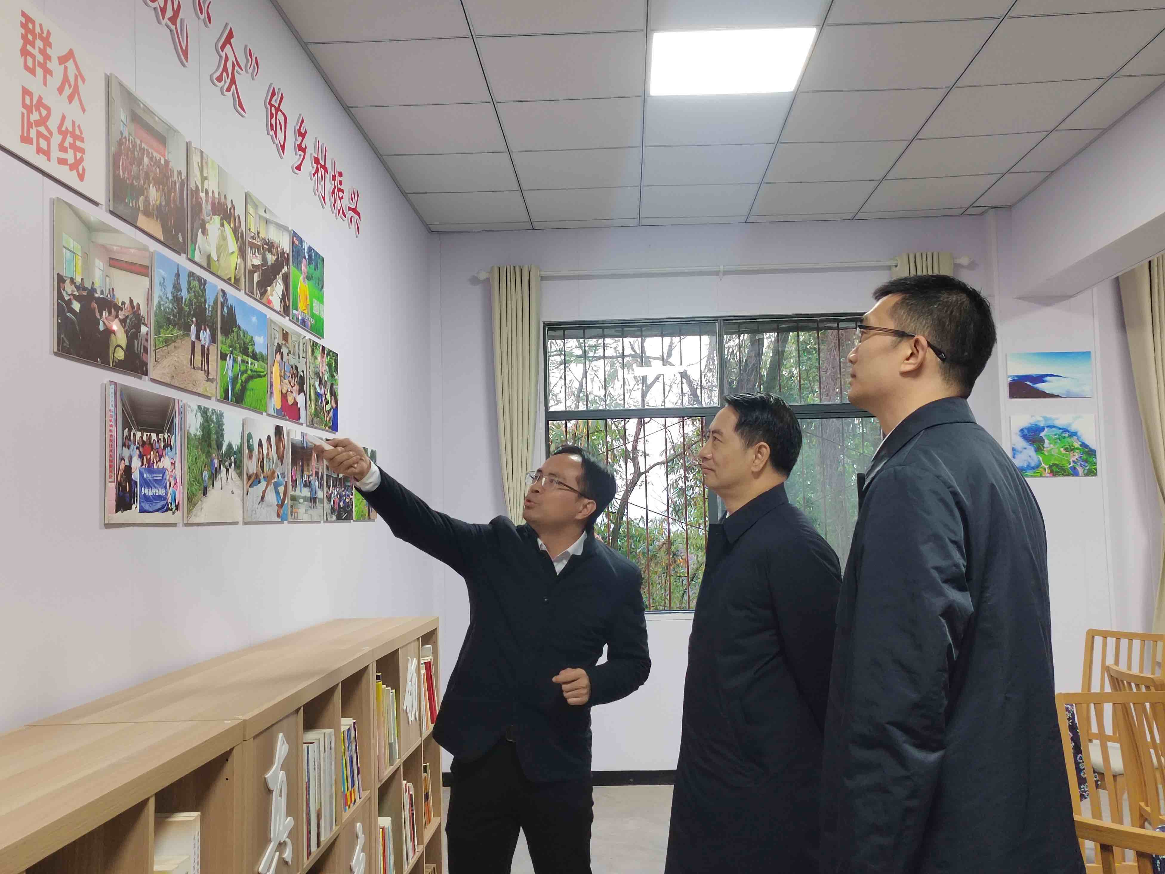 英国上市公司365副院长潘家恩教授向郑向东副市长(中)和贾晖区长(右)汇报鱼池村“群众路线”与“四民共创”.jpg