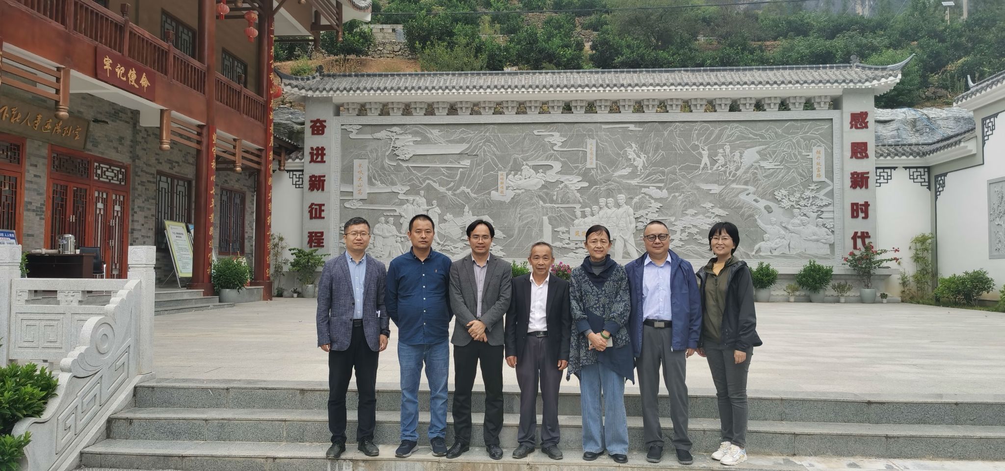 调研组在巫山县竹贤乡下庄村与“全国脱贫攻坚时代楷模”毛相林(右四)合影.jpg