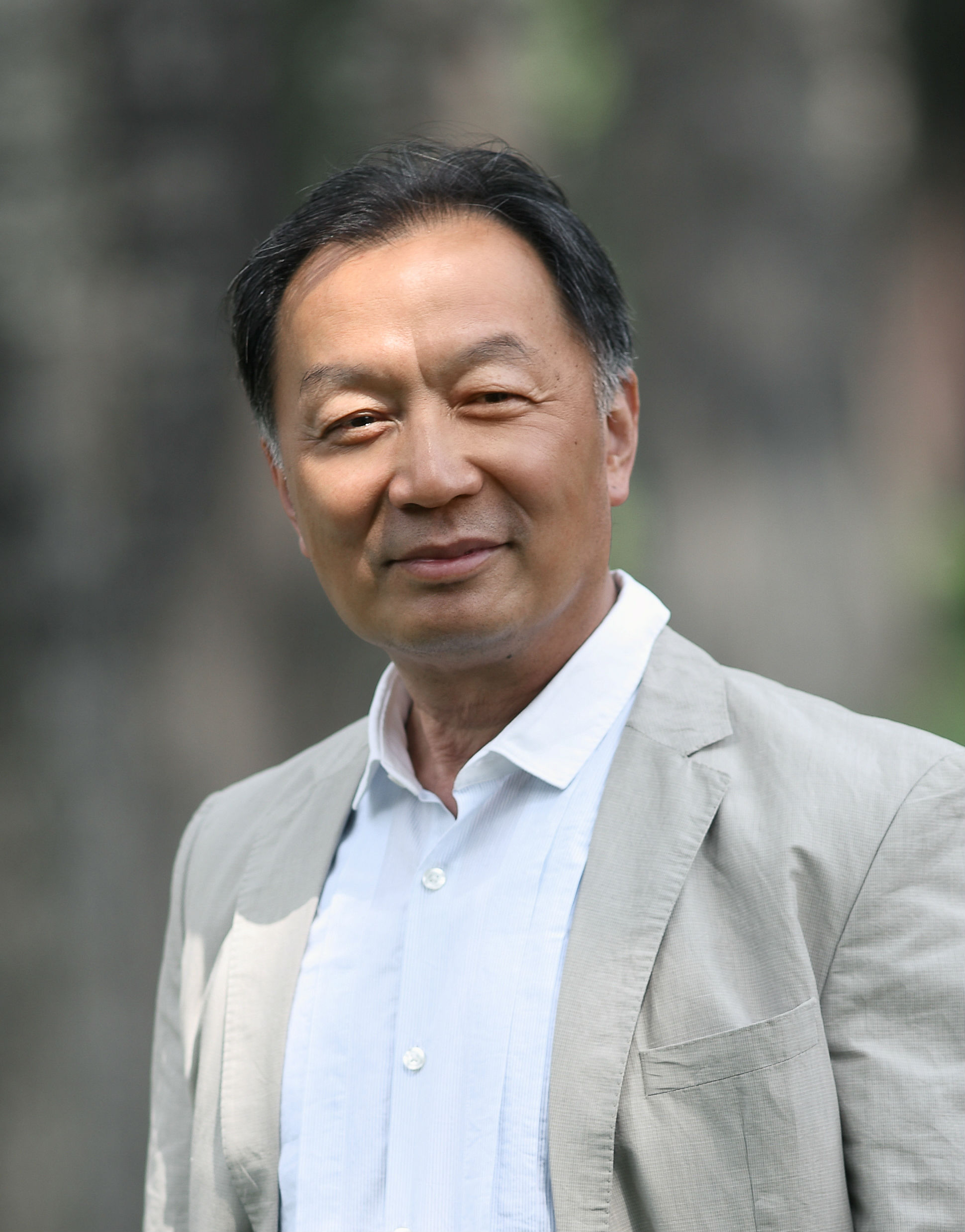 温站姿人大静园半身.jpg