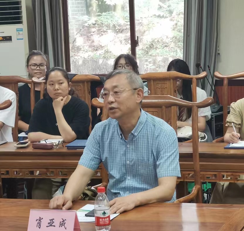 4-2-与会老师进行发言.jpg
