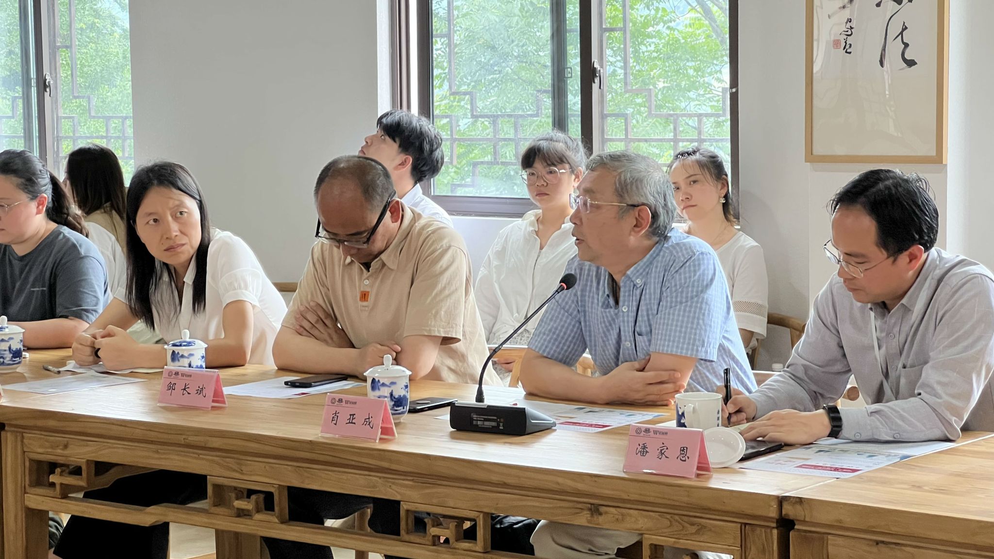我校英国上市公司365执行院长肖亚成在座谈会上发言.jpg